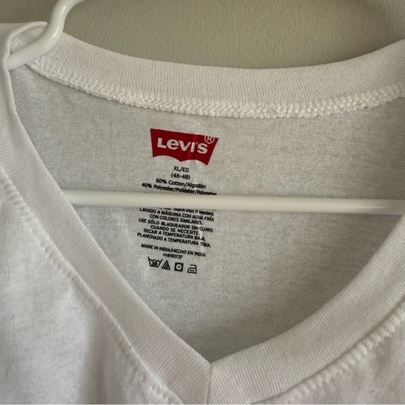 Levi's v neck t shirt - Picture 3 of 5